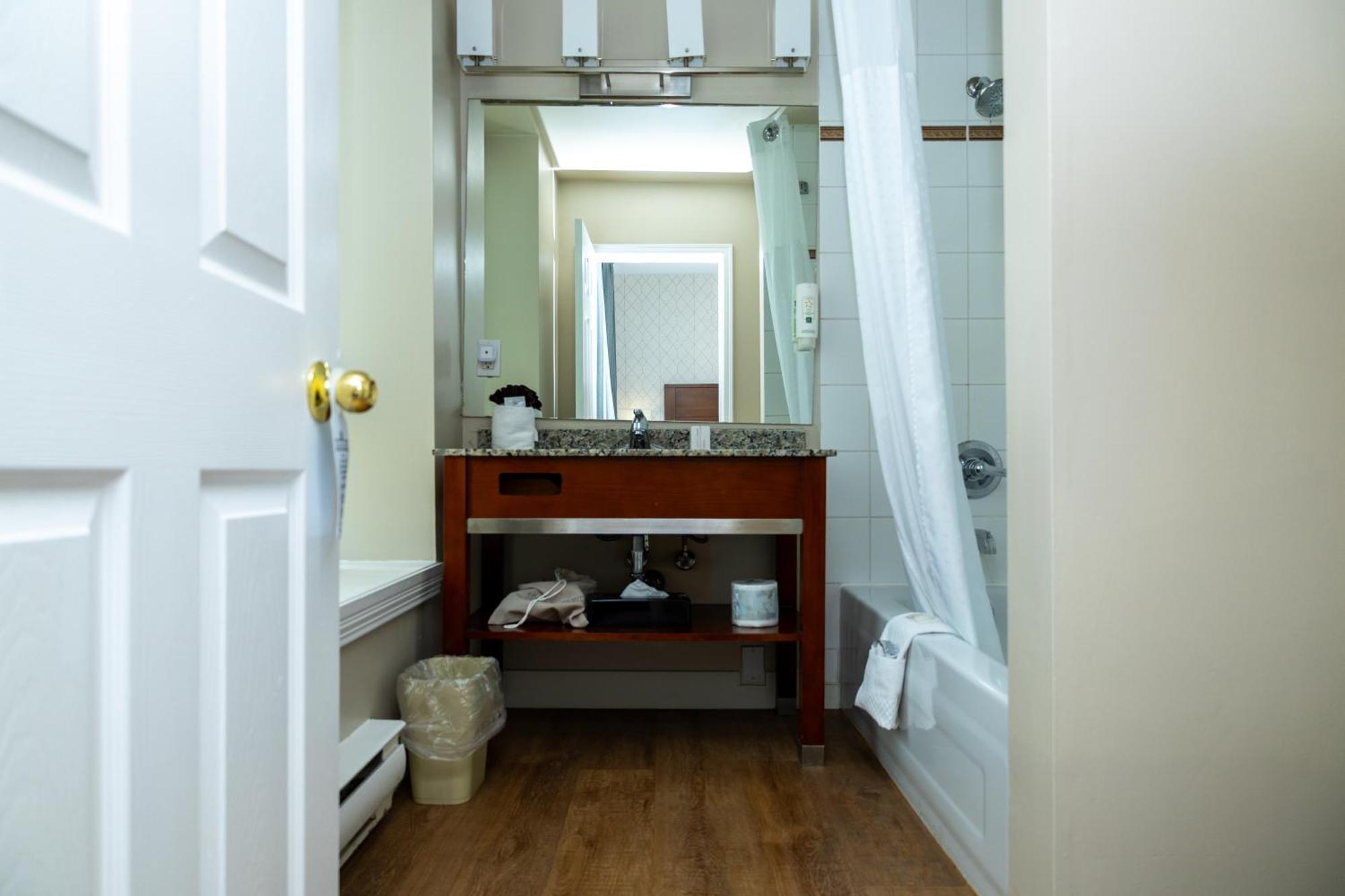 Quality Inn & Suites (Adults Only) Ванкувер Екстер'єр фото